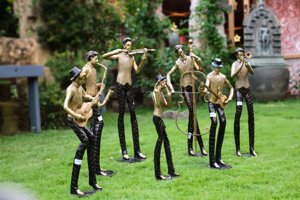 Bronze musician figures