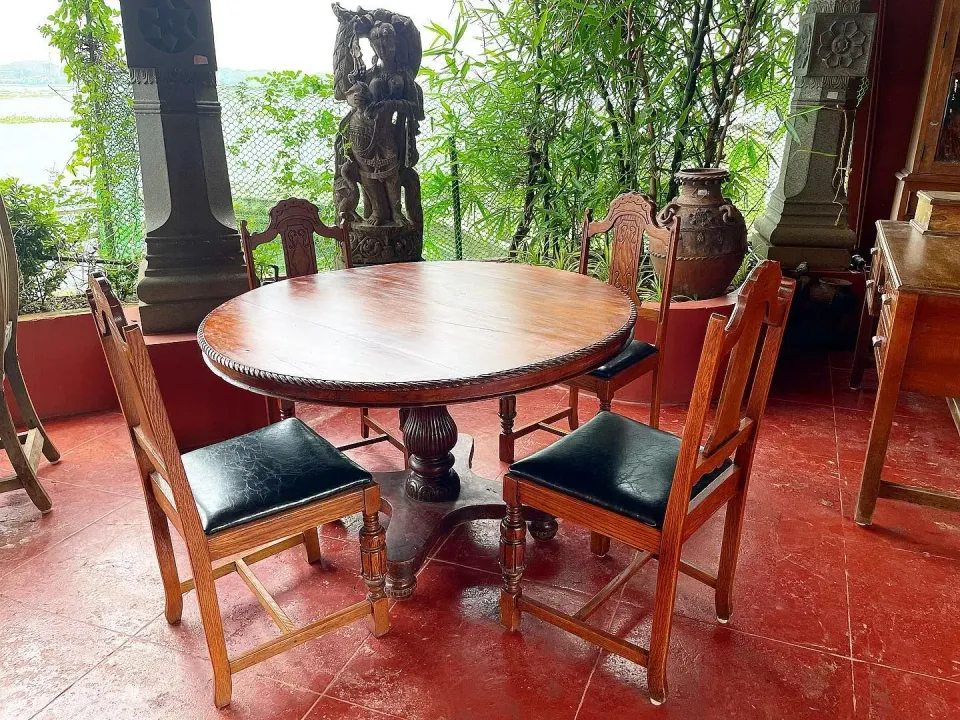 Dining and Curios at the Heritage Arts gallery